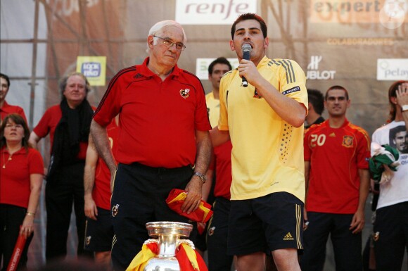 Luis Aragonés, son capitaine Iker Casillas et l'équipe d'Espagne à Madrid, le 30 juin 2008