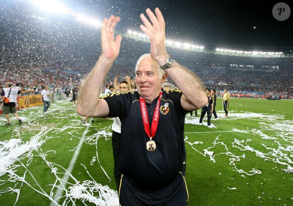 Luis Aragonés après la victoire de l'Espagne sur l'Allemagne en finale de l'Euro 2008 au stade Ernst Happel de Vienne, le 29 juin 2008