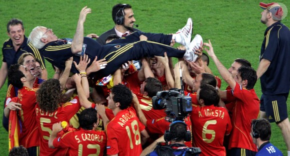 Luis Aragonés porté en triomphe par ses joueurs après la victoire de l'Espagne sur l'Allemagne en finale de l'Euro 2008 au stade Ernst Happel de Vienne, le 29 juin 2008