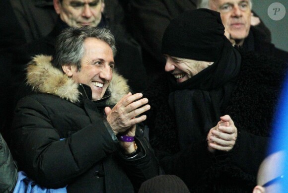 Richard Anconina et Pascal Obispo lors du match entre le Paris Saint-Germain et Bordeaux (2-0) au Parc des Princes le 31 janvier 2014 à Paris