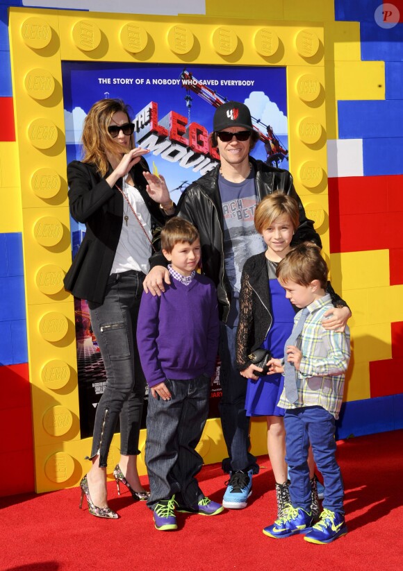 Mark Wahlberg et sa famille lors de l'avant-première de Lego Movie à Los Angeles, le 1er février 2014.
