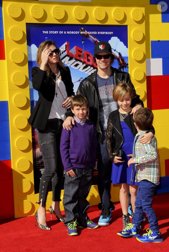 Mark Wahlberg en famille lors de l'avant-première de Lego Movie à Los Angeles, le 1er février 2014.