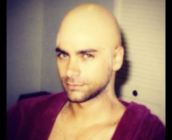 John Stamos a dévoilé un montage de lui, la tête rasée, sur Instagram, le 2 février 2014.