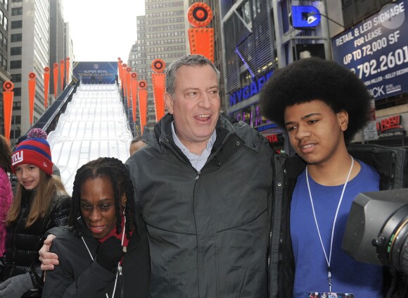 Bill de Blasio, fait du toboggan avec sa femme Chirlane et son fils Dante à New York, le 1er février 2014.