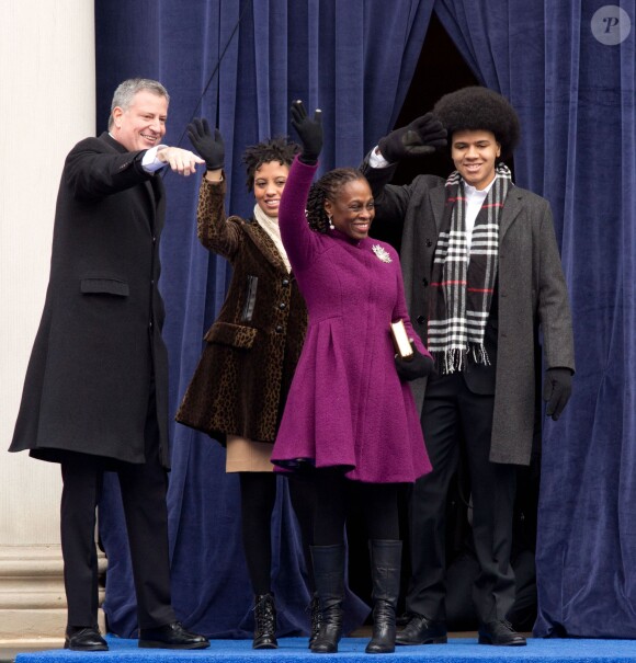 Chiara de Blasio, Dante de Blasio, Chirlane McCray, Bill de Blasio lors de l'intronisation de Bill de Blasio par Bill Clinton, à New York, le 1er janvier 2014.