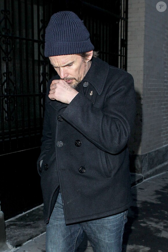 Ethan Hawke (avec des inscriptions sur sa main) va rendre visite à l'ex-compagne de Philip Seymour Hoffman, Mimi O'Donnell, à New York le 4 février 2014.
