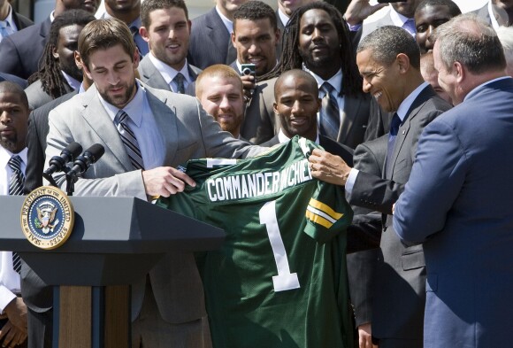 Aaron Rodgers, quarterback star des Green Bay Packers, avec le président Barack Obama à la Maison Blanche le 12 août 2011, lors d'un événement en l'honneur du sacre des Packers lors du Super Bowl XLV.
