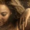 Beyoncé dans la vidéo promo du parfum Rise.