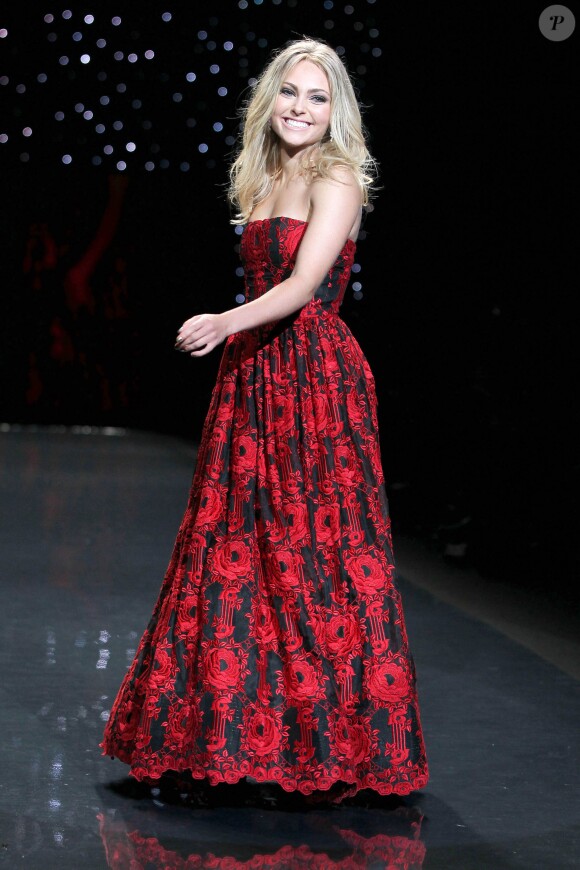 AnnaSophia Robb (en Alice + Olivia) défile lors de la soirée "Go Red For Women", dans le cadre de la fashion week à New York, le 6 février 2014.