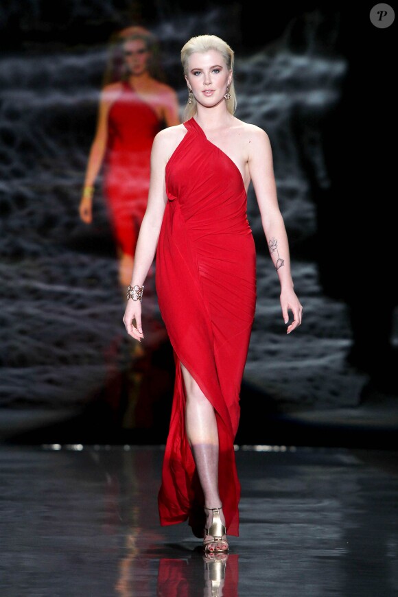 Ireland Basinger Baldwin (en Donna Karan) défile lors de la soirée "Go Red For Women", dans le cadre de la fashion week à New York, le 6 février 2014.