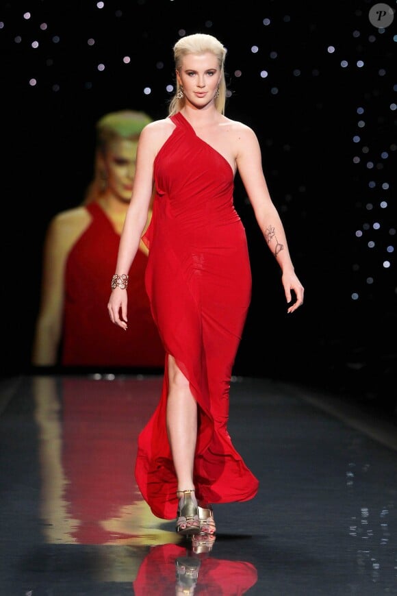 Ireland Baldwin (en Donna Karan) défile lors de la soirée "Go Red For Women", dans le cadre de la fashion week à New York, le 6 février 2014.