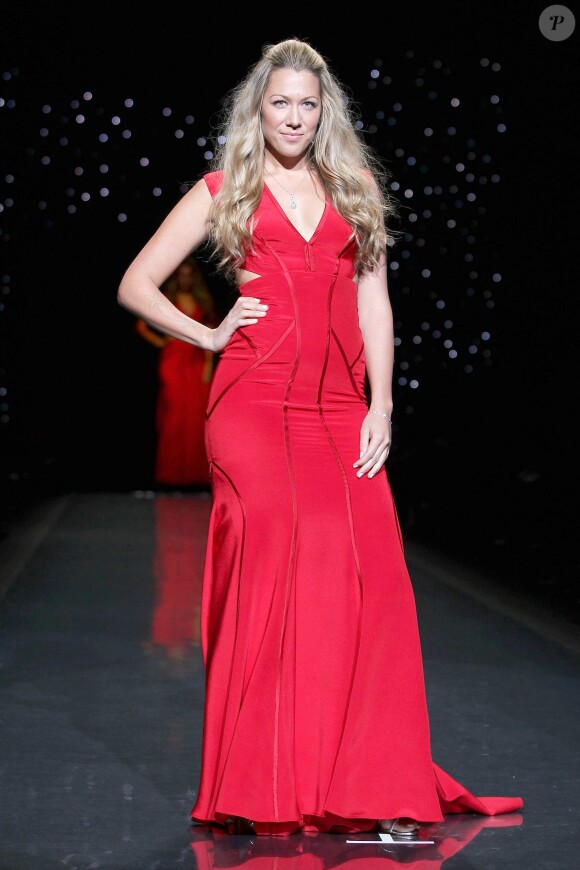 Colbie Caillat (en Nicole Miller) défile lors de la soirée "Go Red For Women", dans le cadre de la fashion week à New York, le 6 février 2014.