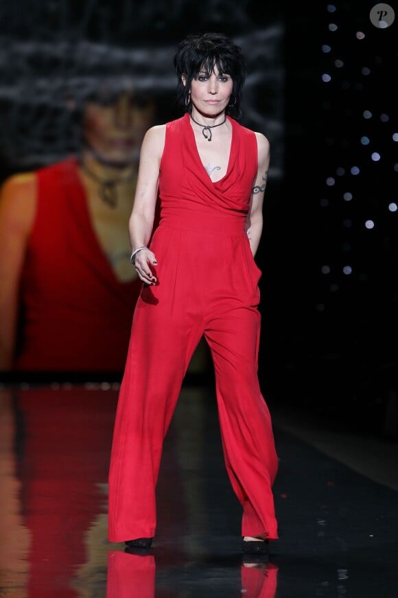Joan Jett (en Catherine Malandrino) défile lors de la soirée "Go Red For Women", dans le cadre de la fashion week à New York, le 6 février 2014.