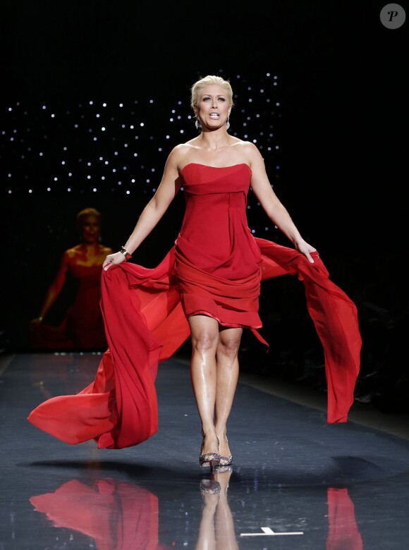 Jill Martin défile lors de la soirée "Go Red For Women", dans le cadre de la fashion week à New York, le 6 février 2014.