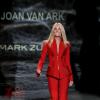 Joan Van Ark (en Mark Zunino) défile lors de la soirée "Go Red For Women", dans le cadre de la fashion week à New York, le 6 février 2014.