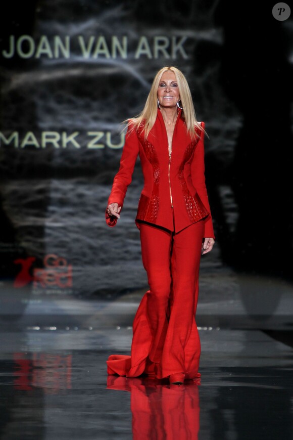 Joan Van Ark (en Mark Zunino) défile lors de la soirée "Go Red For Women", dans le cadre de la fashion week à New York, le 6 février 2014.