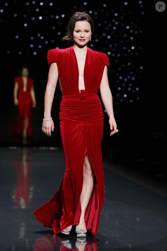 Sasha Cohen (en Marc Bouwer) défile lors de la soirée "Go Red For Women", dans le cadre de la fashion week à New York, le 6 février 2014.