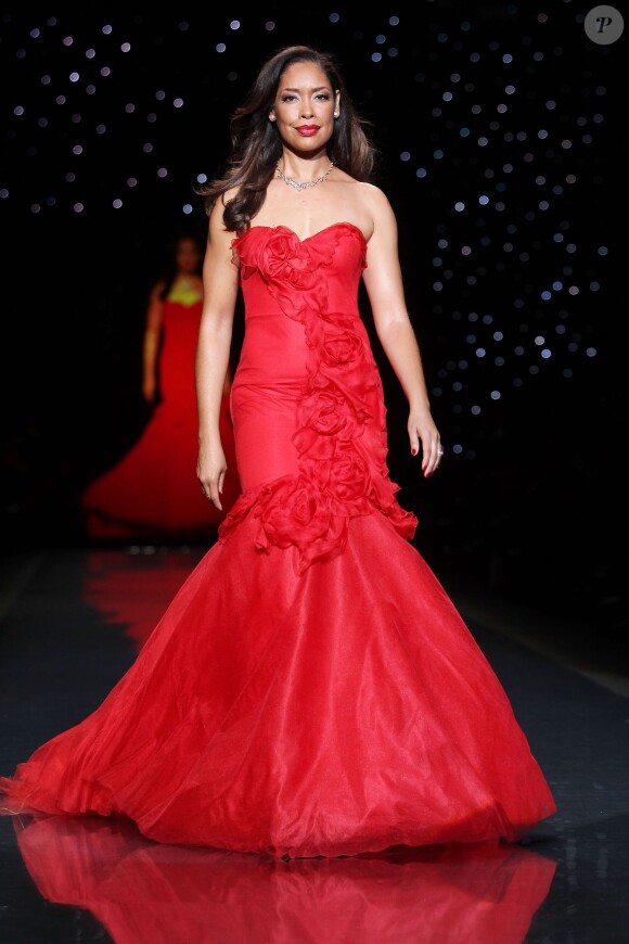 Gina Torres (en Marchesa) défile lors de la soirée "Go Red For Women", dans le cadre de la fashion week à New York, le 6 février 2014.