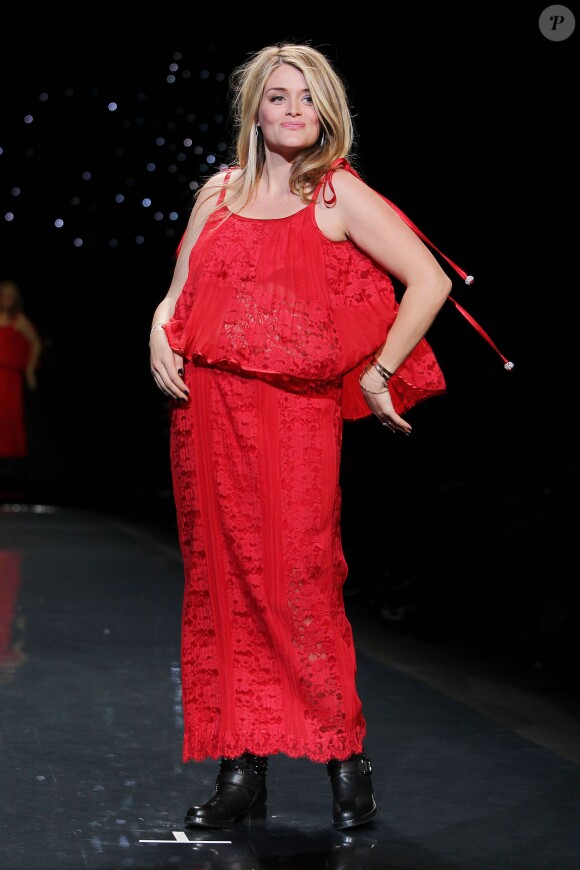 Daphne Oz (en Sarah Liller, Macy's) défile lors de la soirée "Go Red For Women", dans le cadre de la fashion week à New York, le 6 février 2014.