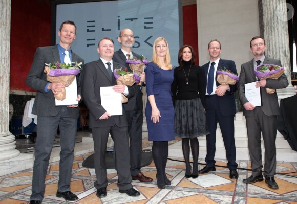 La princesse Mary de Danemark et la ministre Sofie Carsten Nielsen entourées des lauréats à la glyptothèque de Copenhague le 6 février 2014 pour la remise du Prix de la Recherche Elite.