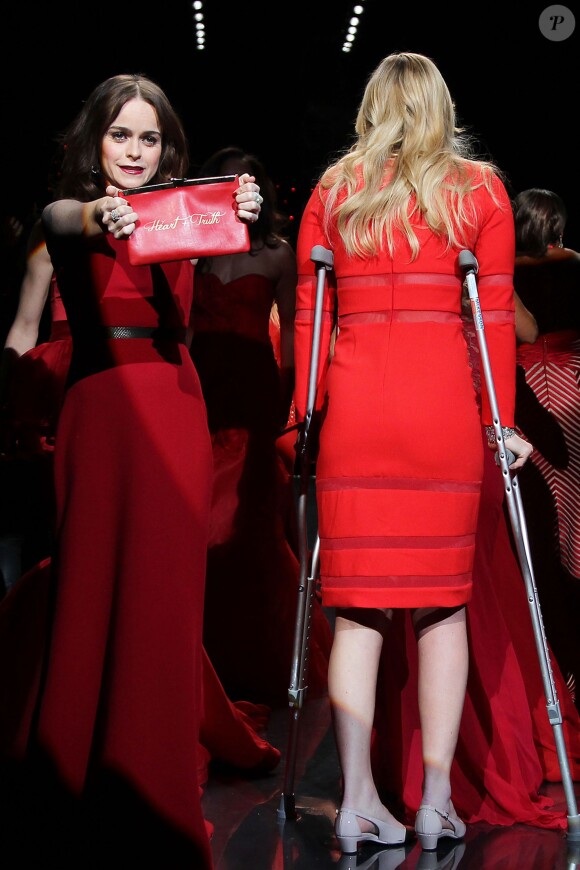 Taryn Manning et Lindsey Vonn lors du défilé "The Red Dress Collection Runway" durant la Fashion Week de New York le 6 février 2014.