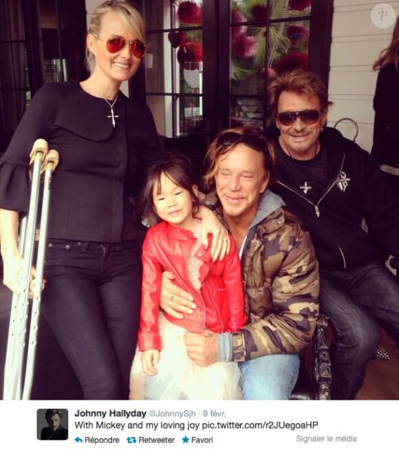 Johnny Hallyday, Laeticia et la petite Joy prennent la pose avec Mickey Rourke, ami de longue date du rockeur, à Los Angeles le 9 février 2014.