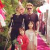 Johnny Hallyday et Laeticia ont organisé une grande fête dans leur villa de Pacific Palisades pour célébrer la Saint-Valentin entre amis, le 8 février 2014. Ils prennent la pose avec leurs fillettes, Jade et Joy.