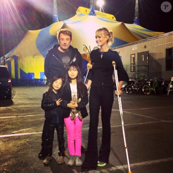 Johnny Hallyday et Laeticia avec Jade et Joy devant le chapiteau du Cirque du Soleil, à Santa Monica le 9 février 2014.