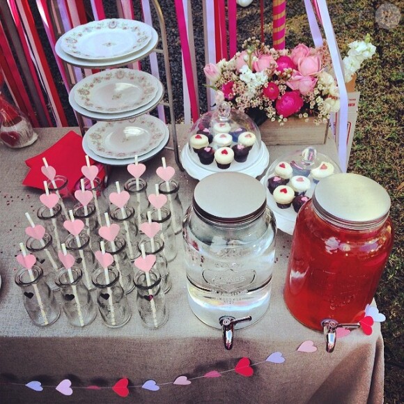 Laeticia nous fait découvrir sur Instagram les préparatifs de la grande fête qu'elle a organisée pour célébrer la Saint-Valentin entre amis dans sa villa de Pacific Palisades, le 8 février 2014.