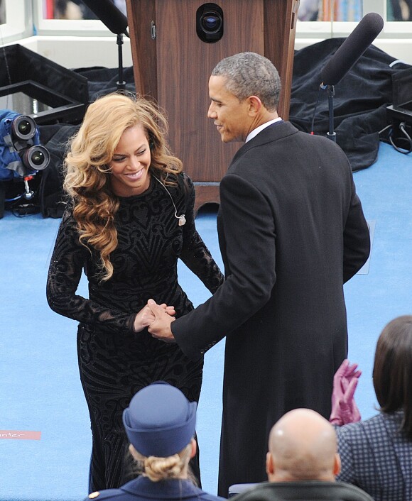 Barack Obama et Beyoncé se saluent lors de l'investiture du président américain le 21 janvier 2013