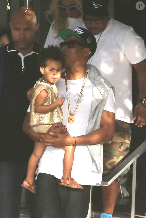 Beyoncé et Jay Z à la sortie de leur hotel avec leur fille Blue Ivy à Miami, le 1er janvier 2014.