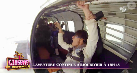 Giuseppe prit de panique avant un saut en parachute dans "Giuseppe Ritorante, une affaire de famille". Lundi 10 février 2014.