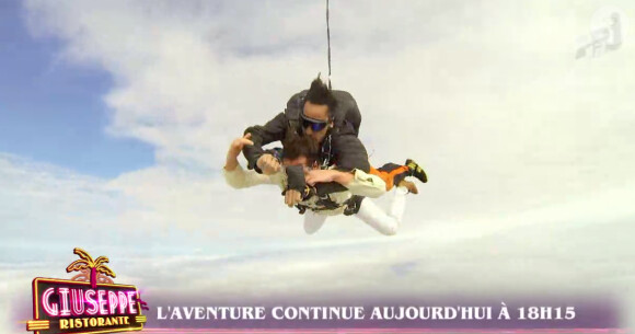 Giuseppe panique avant un saut en parachute dans "Giuseppe Ritorante, une affaire de famille". Lundi 10 février 2014.