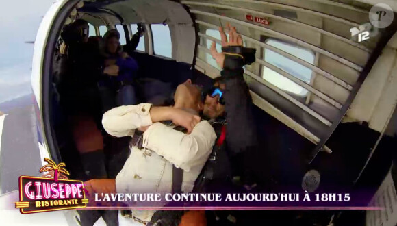 Giuseppe panique lors d'un saut en parachute dans "Giuseppe Ritorante, une affaire de famille". Lundi 10 février 2014.