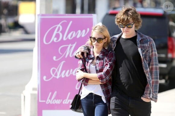 Emma Roberts réconfortée par son fiancé Evan Peters après la mort de sa tante Nancy Motes, West Hollywood, Los Angeles, le 10 février 2014.