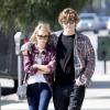 Emma Roberts réconfortée par son fiancé Evan Peters après la mort de sa tante Nancy Motes, West Hollywood, Los Angeles, le 10 février 2014.