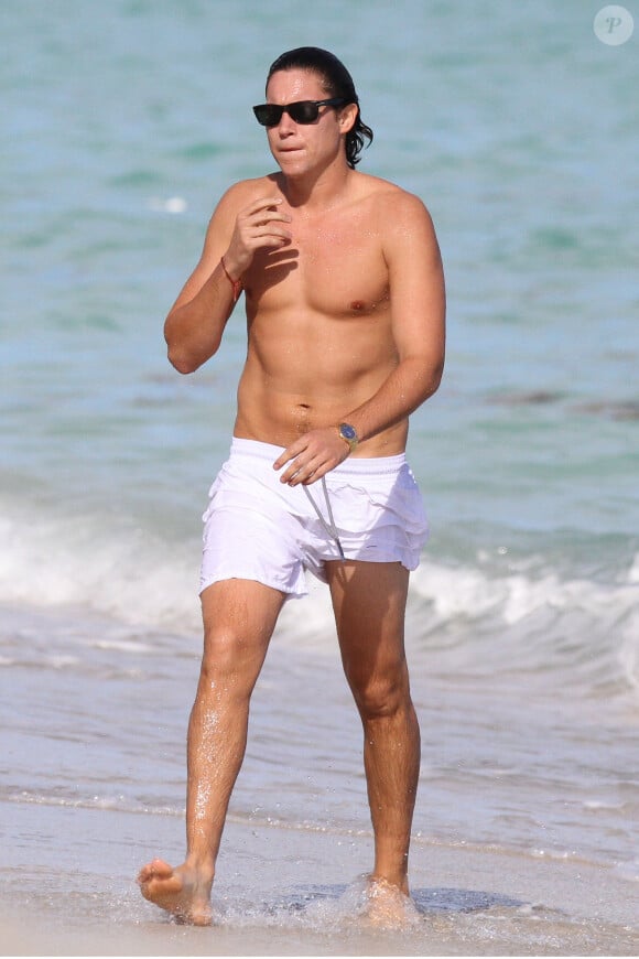 Vito Schnabel prend un bain de soleil à Miami, en décembre 2012