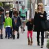 Heidi Klum va chercher ses enfants Leni, Henri, Johan et Lou a leur cours de gym avant d'aller prendre un petit-déjeuner à Beverly Hills, le 9 février 2014.