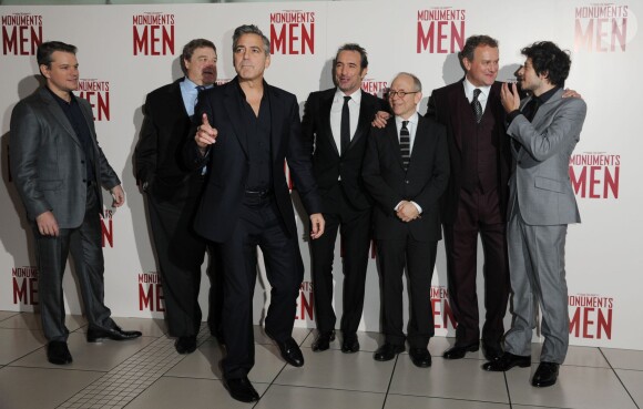 Bill Murray, Harry Ettlinger, George Clooney, Jean Dujardin, Anne Olivier Bell et Grant Heslov au photocall du film Monuments Men à la National Gallery à Londres, le 11 février 2014.