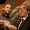 Le chanteur M. Pokora a reçu des mains du maire de Strasbourg Roland Ries la médaille d'honneur de la ville, lors d'une cérémonie organisée en présence de fans à l'hôtel de ville de Strasbourg, le 12 février 2014.