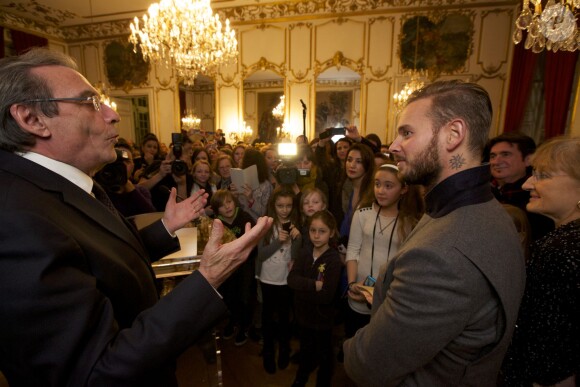 Le chanteur M. Pokora a reçu des mains du maire de Strasbourg Roland Ries la médaille d'honneur de la ville, lors d'une cérémonie organisée en présence de fans à l'hôtel de ville de Strasbourg, le 12 février 2014.