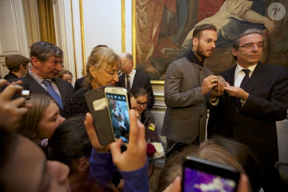Le chanteur M. Pokora a reçu des mains du maire de Strasbourg Roland Ries la médaille d'honneur de la ville, lors d'une cérémonie organisée en présence de fans à l'hôtel de ville de Strasbourg, le 12 février 2014.