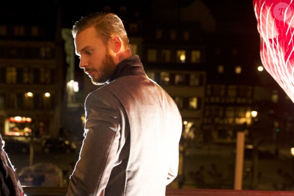 Le chanteur M. Pokora a reçu des mains du maire de Strasbourg Roland Ries la médaille d'honneur de la ville, lors d'une cérémonie organisée en présence de fans à l'hôtel de ville de Strasbourg, le 12 février 2014.