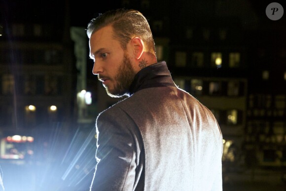 Le chanteur M. Pokora a reçu des mains du maire de Strasbourg Roland Ries la médaille d'honneur de la ville, lors d'une cérémonie organisée en présence de fans à l'hôtel de ville de Strasbourg, le 12 février 2014.