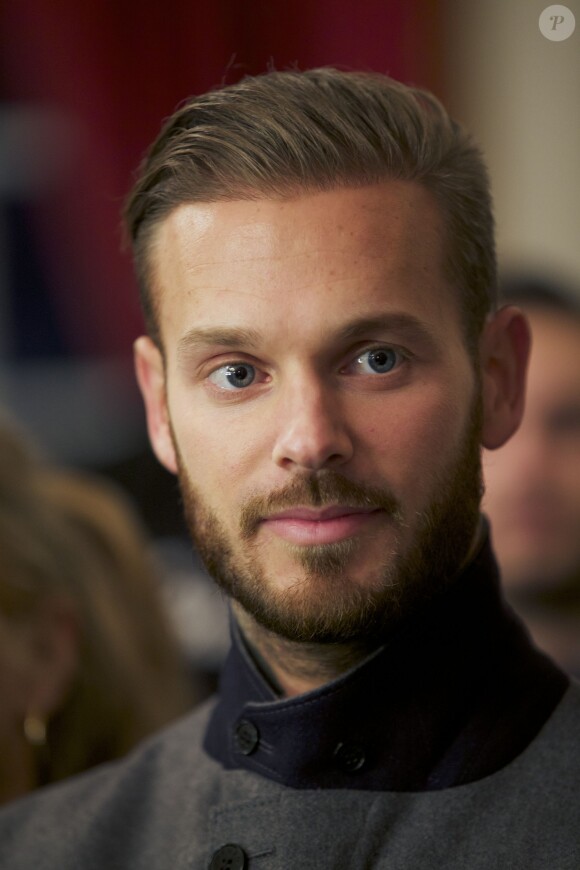 Le chanteur M. Pokora a reçu des mains du maire de Strasbourg Roland Ries la médaille d'honneur de la ville, lors d'une cérémonie organisée en présence de fans à l'hôtel de ville de Strasbourg, le 12 février 2014.