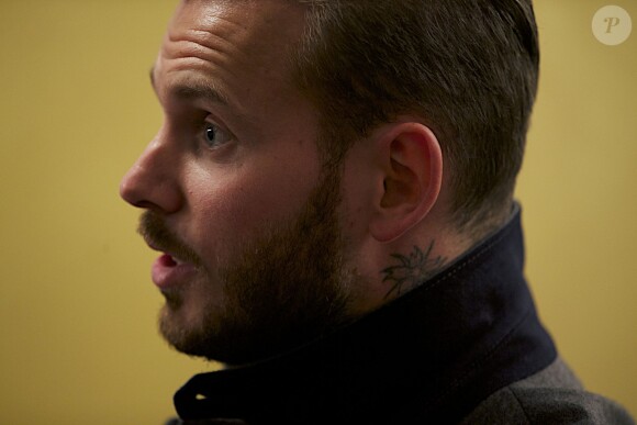 Le chanteur M. Pokora a reçu des mains du maire de Strasbourg Roland Ries la médaille d'honneur de la ville, lors d'une cérémonie organisée en présence de fans à l'hôtel de ville de Strasbourg, le 12 février 2014.