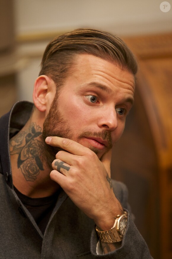 Le chanteur M. Pokora a reçu des mains du maire de Strasbourg Roland Ries la médaille d'honneur de la ville, lors d'une cérémonie organisée en présence de fans à l'hôtel de ville de Strasbourg, le 12 février 2014.