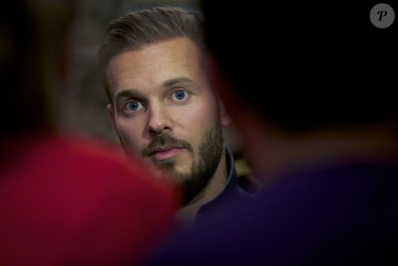 Le chanteur M. Pokora a reçu des mains du maire de Strasbourg Roland Ries la médaille d'honneur de la ville, lors d'une cérémonie organisée en présence de fans à l'hôtel de ville de Strasbourg, le 12 février 2014.
