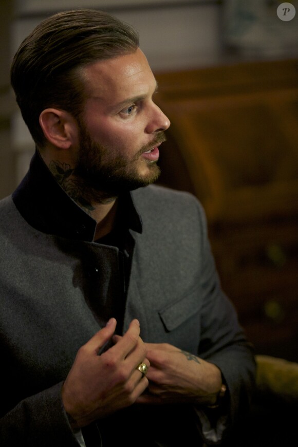 Le chanteur M. Pokora a reçu des mains du maire de Strasbourg Roland Ries la médaille d'honneur de la ville, lors d'une cérémonie organisée en présence de fans à l'hôtel de ville de Strasbourg, le 12 février 2014.