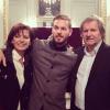 Le chanteur M. Pokora pose avec ses parents après avoir reçu des mains du maire de Strasbourg Roland Ries la médaille d'honneur de la ville, lors d'une cérémonie organisée en présence de fans à l'hôtel de ville de Strasbourg, le 12 février 2014.